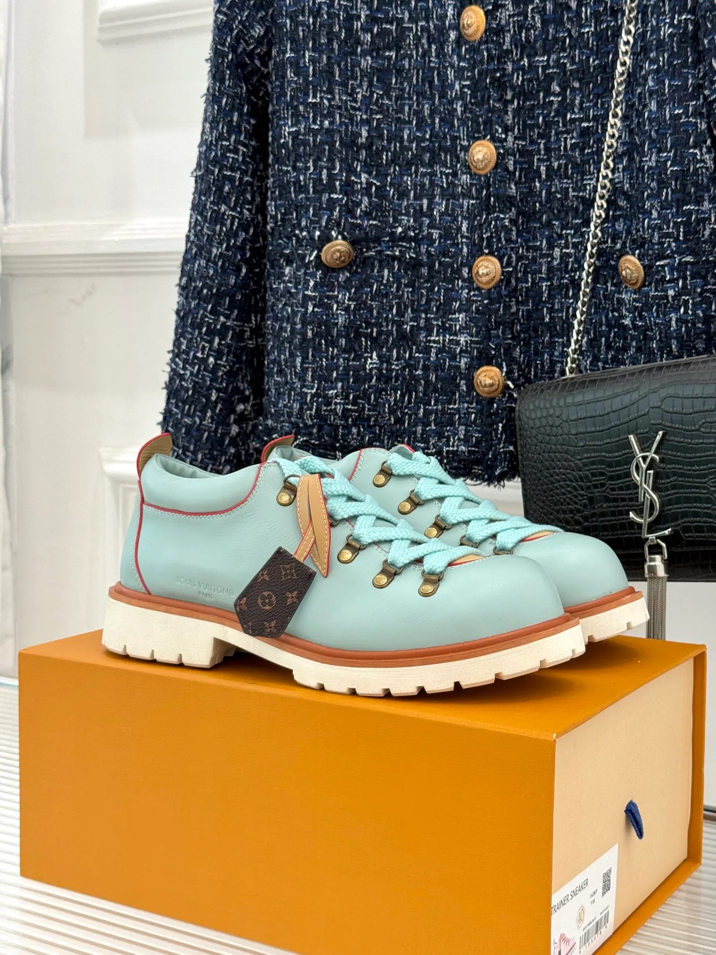 P720 LV Remix derby 25WF new product, the top version of couple's derby shoes, uses classic as the base color to reshape the fashion style✨ Various colors break the monotony. Black is cool, brown is retro, pink is sweet, and blue is fresh. Suitable for different styles of wear🎨 The delicate leather fits the foot shape and the shoelace details hide ingenuity. It is a fashion symbol of walking and steps on the forefront of the trend every step of the way. Start your own style journey🚶‍♀️ The fabric is made of first-layer cowhide, the inner pads are all sheepskin, the original molded custom TPU non-slip outsole size: Female: 35-41 (40/41 customized) Male: 39-46 (45/46 customized)